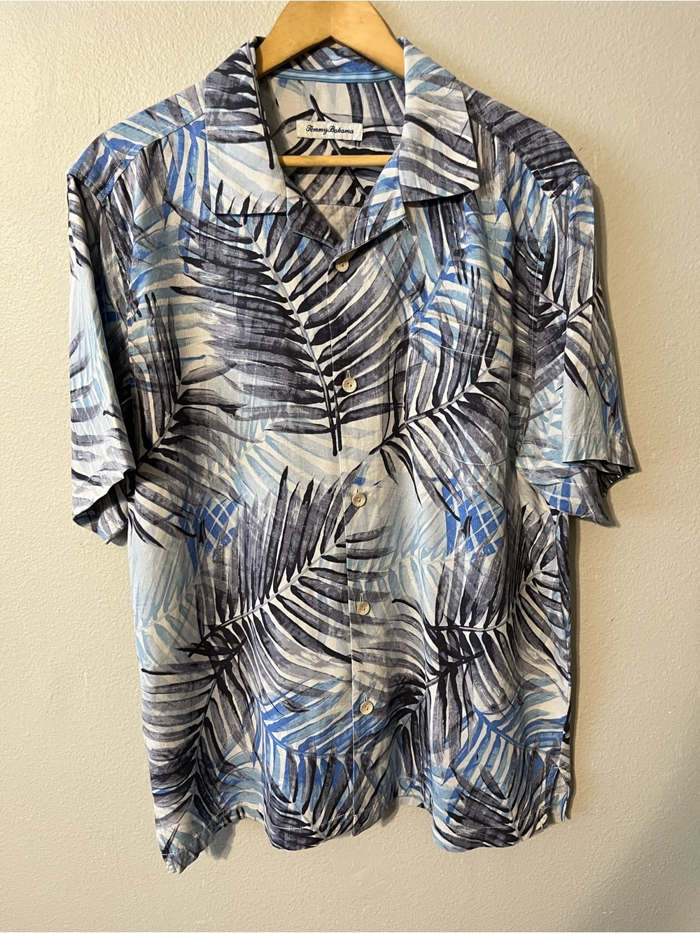 Tommy Bahama 100% Silk Hawaiian Shirt Blue and Gray Print Size Large